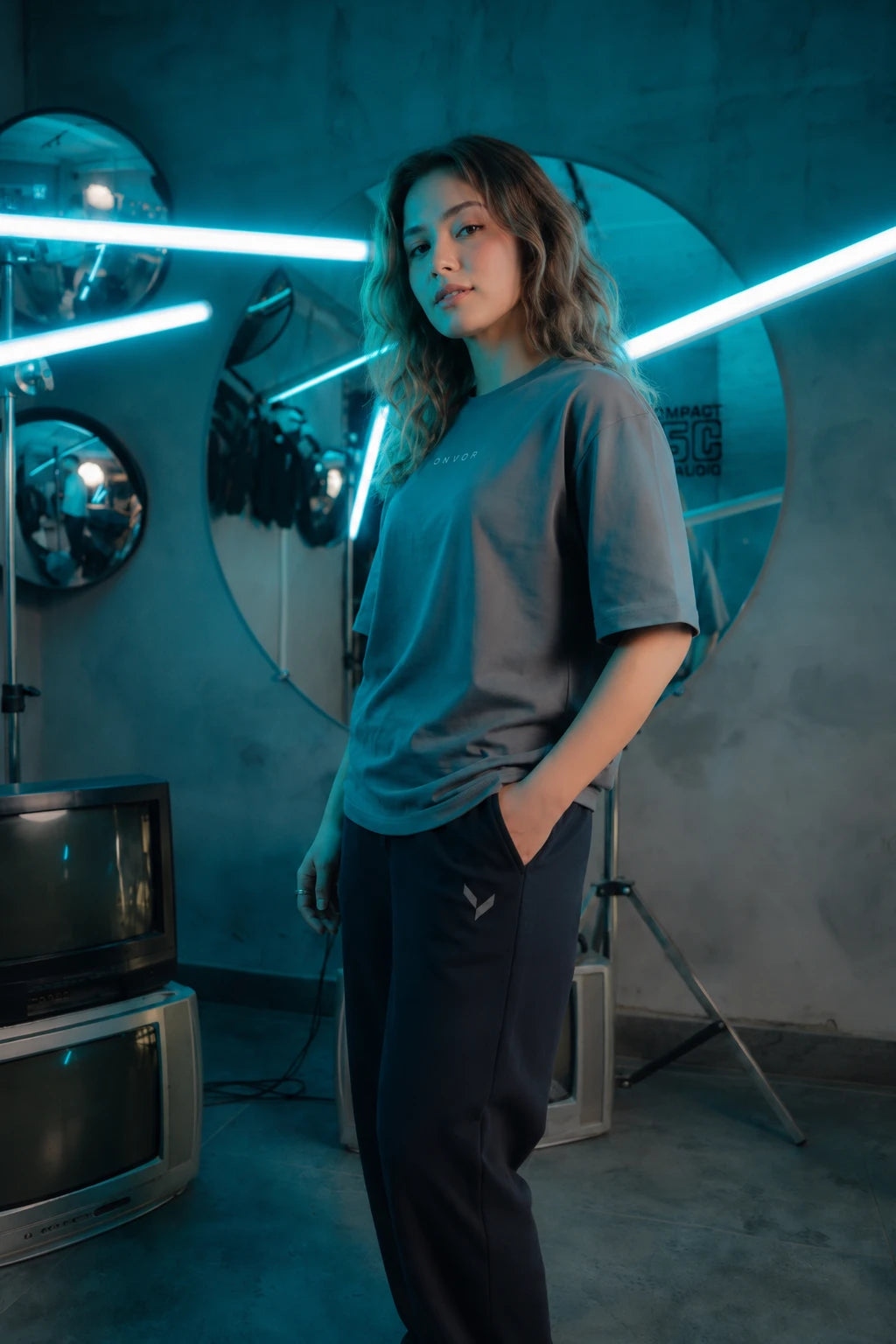 Signature Straight Fit - Black - Women